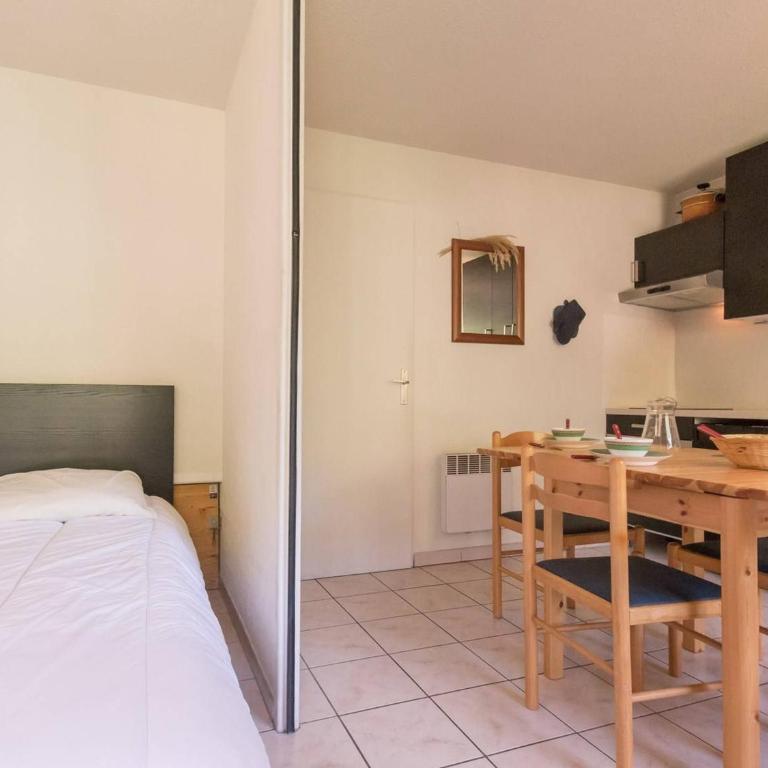 Appartement 2 pièces avec coin nuit, balcon, parking et casier à ski - Proche télécabine et centre - FR-1-330C-16 - Appartement (6 Adultes) - 7