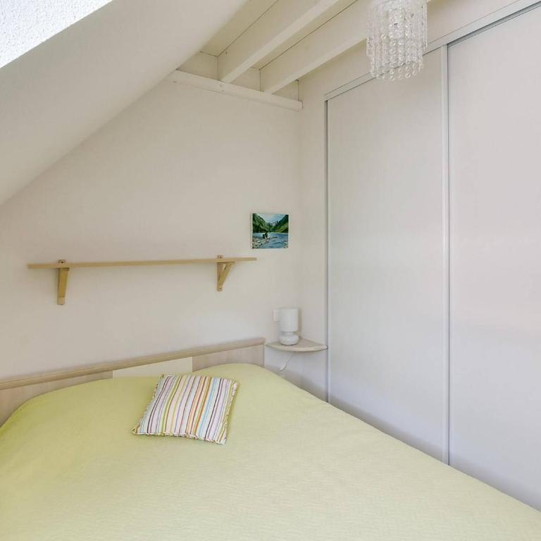 Chalet Duplex 4 Pers. avec Parking, Proche Télécabine et Commerces, Ski à 1700m - FR-1-401-39 - Maison de Vacances - 4