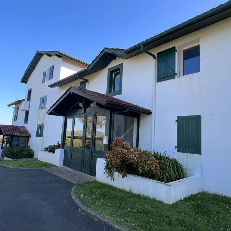 Cambo : T2 Lumineux avec Terrasse Sud, Wifi & Parking - One-Bedroom Apartment - 1