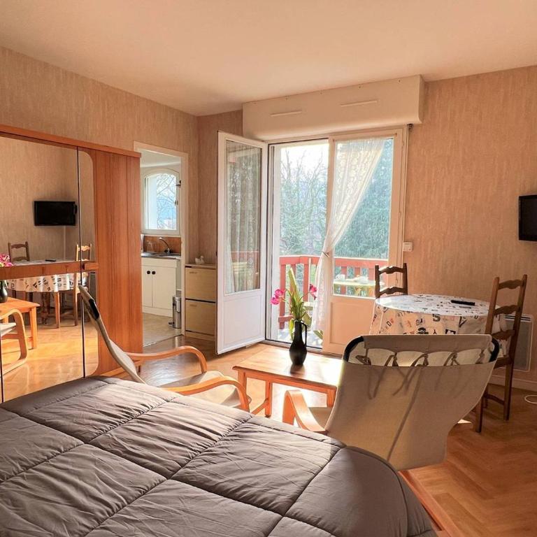 Cambo-les-Bains : T1 Bis lumineux avec balcon, parking, animaux admis - One-Bedroom Apartment - 2