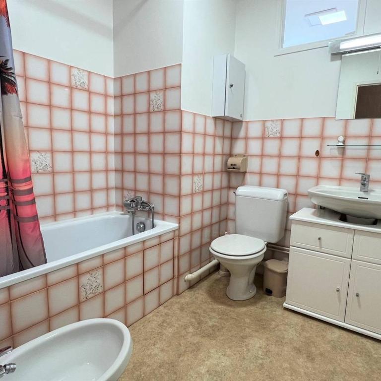 Cambo-les-Bains : T1 Bis lumineux avec balcon, parking, animaux admis - One-Bedroom Apartment - 4