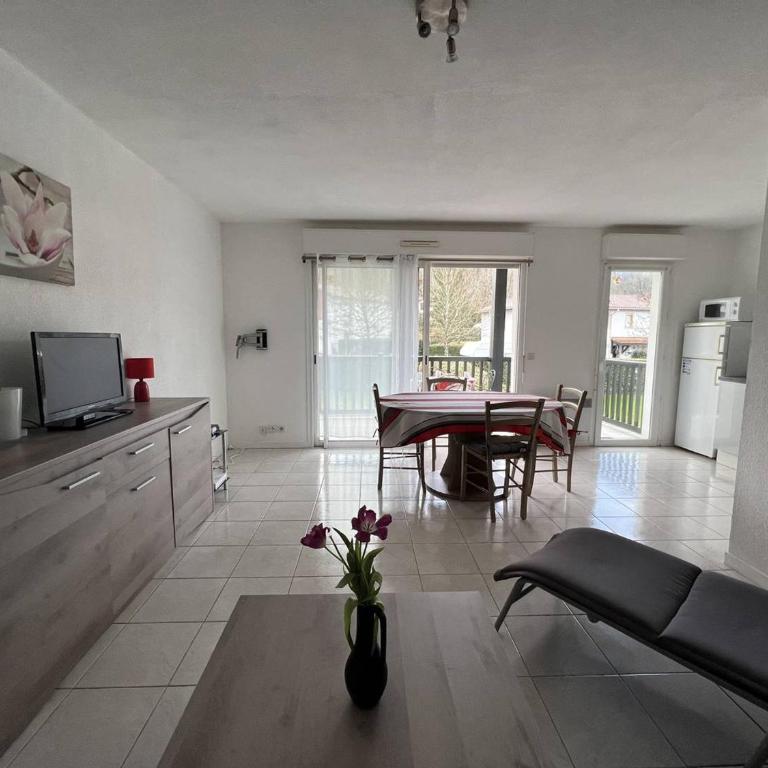 T2 bis lumineux avec terrasse, Cambo-les-Bains - Apartamento de 1 dormitorio - 2