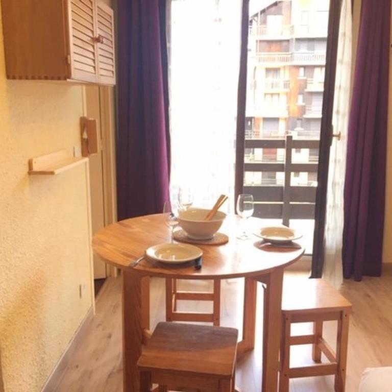 Studio cabine avec accès direct aux pistes, balcon, et piscine - 4 couchages, Risoul 1850 - Appartement 1 Chambre - 23