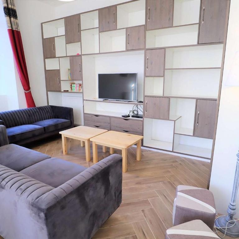 Gîte 15 pers. - Mobilité réduite - Proche Saint-Guérin - Parking, Salle de réunion, Ski room - Six-Bedroom House - 4