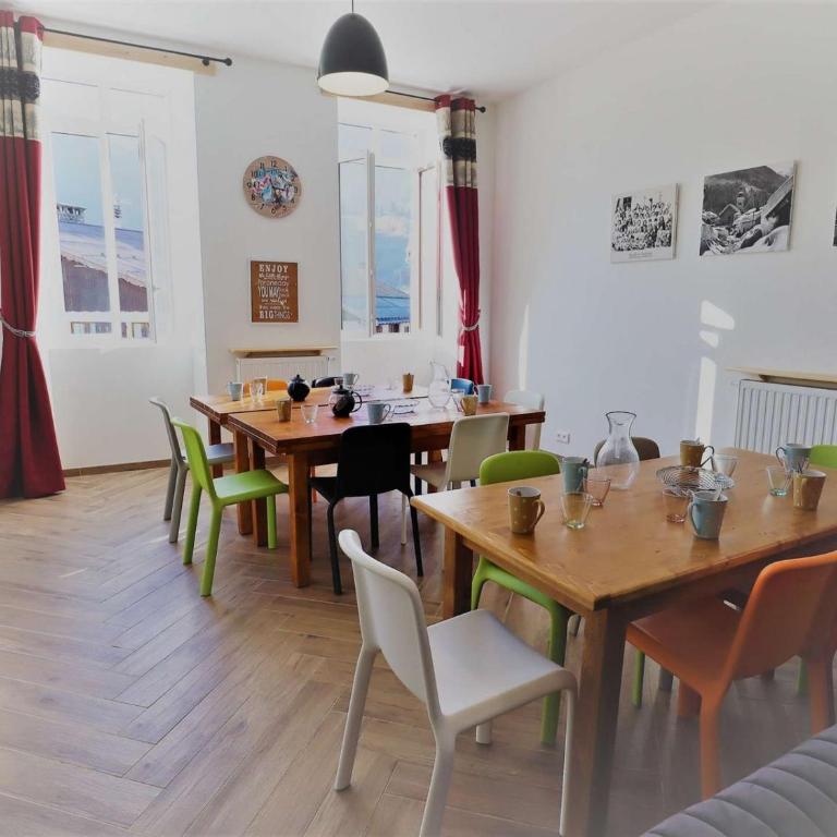 Gîte 15 pers. - Mobilité réduite - Proche Saint-Guérin - Parking, Salle de réunion, Ski room - Six-Bedroom House - 6
