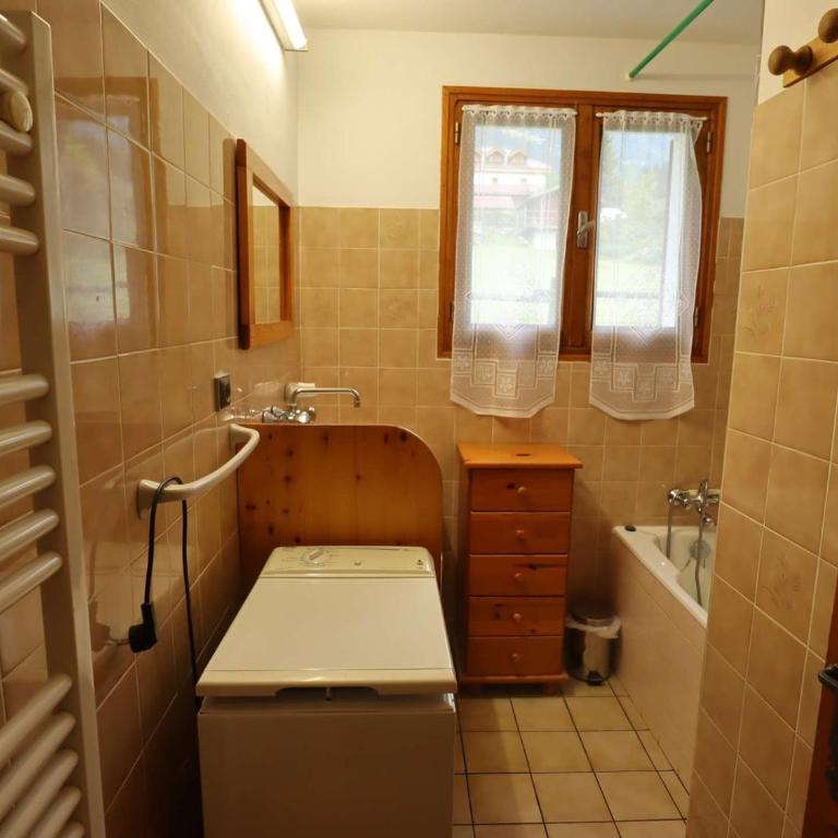 Appartement lumineux 75m² pour 4, coeur Arêches, terrasse, 2 chambres, parking privé, proche tout - Apartment mit 2 Schlafzimmern - 12