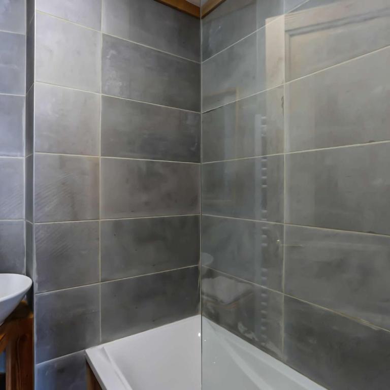 Chalet Triplex 75m² Val Thorens - 2 Chambres, 1 Cabine, Cheminée, WiFi, Proche Pistes et Commerces - FR-1-637-11 - Chalet (6 Adultes) - 4