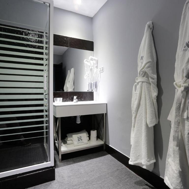 Amra Barcelona Gran Via - Double Room with Balcony - 2