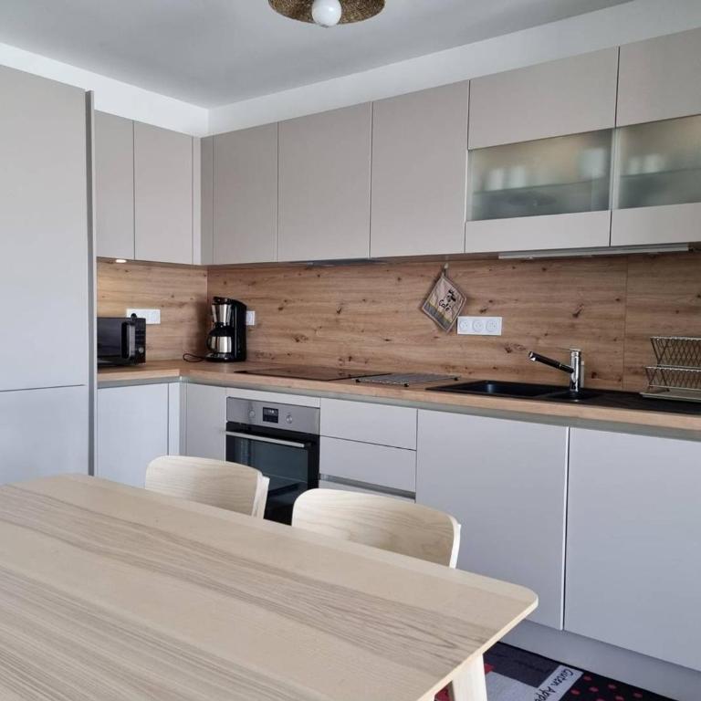 Appartement neuf climatisé, loggia spacieuse, à 200m de la mer avec parking privé - FR-1-388-206 - Appartement - 2