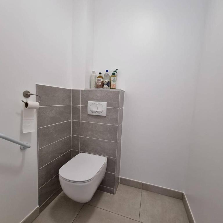 Appartement neuf climatisé, loggia spacieuse, à 200m de la mer avec parking privé - FR-1-388-206 - Appartement - 9