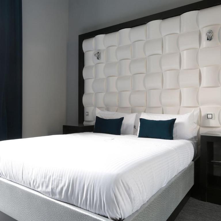 Amra Barcelona Gran Via - Double Room with Balcony - 9