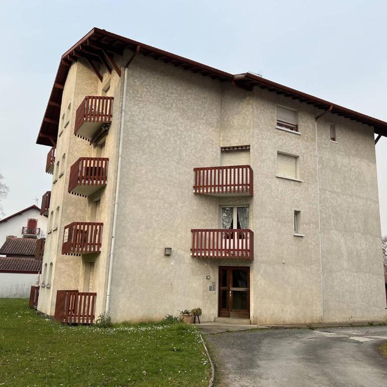 Cambo-les-Bains : T1 Bis lumineux avec balcon, parking, animaux admis - One-Bedroom Apartment - 7