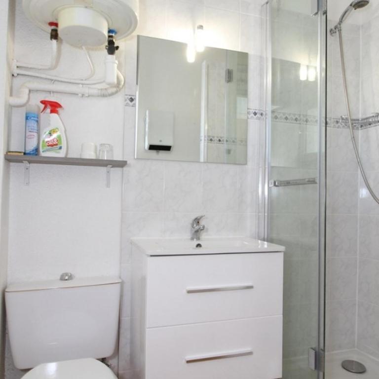 Grand Studio Climatisé avec Terrasse et Parkings, Proche des Thermes - FR-1-553-106 - Studio - 8