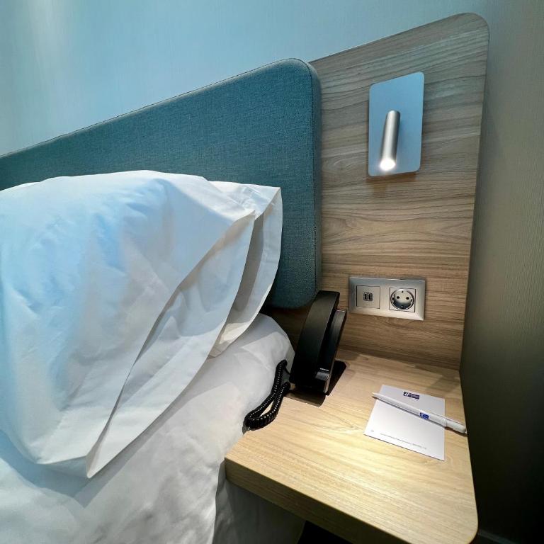 Holiday Inn Express - Madrid - Airport by IHG - Standard Queen Room - Free Breakfast - 8