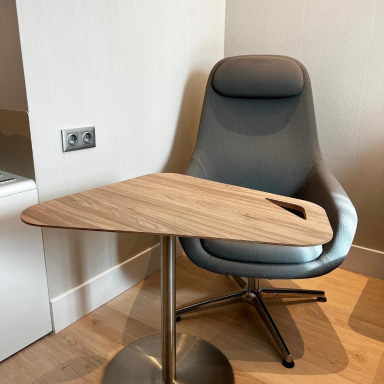 Holiday Inn Express - Madrid - Airport by IHG - Standard Queen Room - Free Breakfast - 6