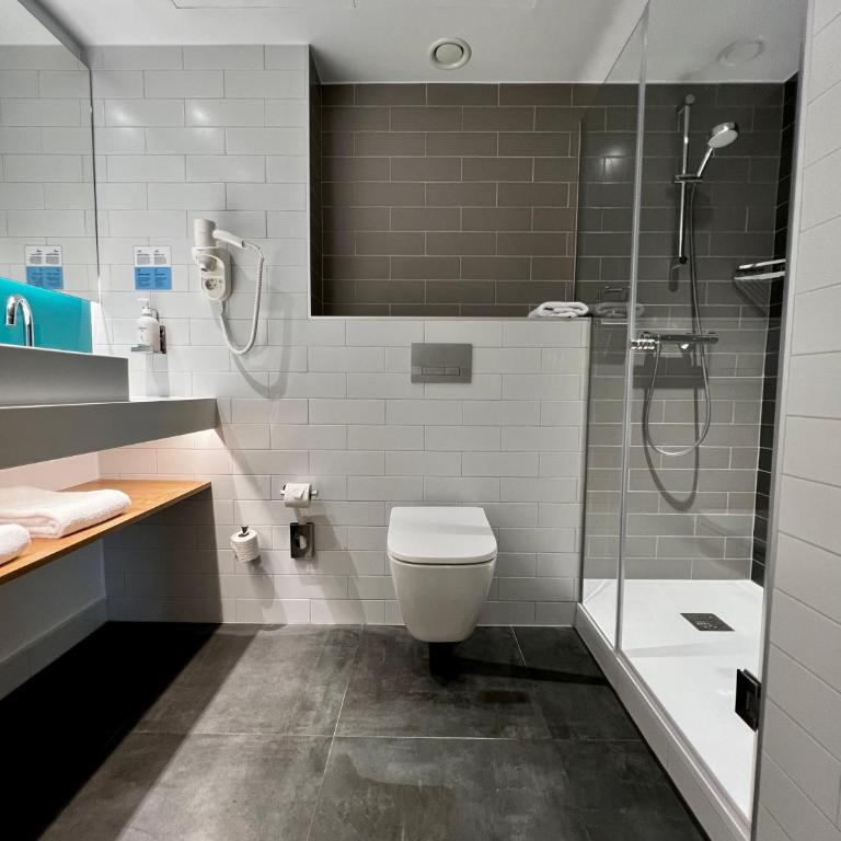 Holiday Inn Express - Madrid - Airport by IHG - Standard Queen Room - Free Breakfast - 1