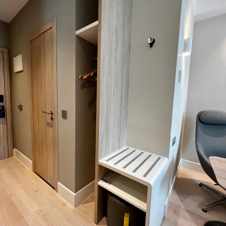 Holiday Inn Express - Madrid - Airport by IHG - Standard Queen Room - Free Breakfast - 5