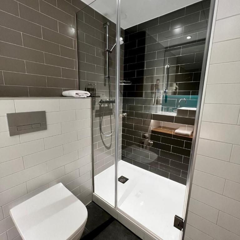 Holiday Inn Express - Madrid - Airport by IHG - Standard Queen Room - Free Breakfast - 3