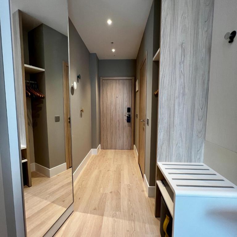 Holiday Inn Express - Madrid - Airport by IHG - Standard Queen Room - Free Breakfast - 7