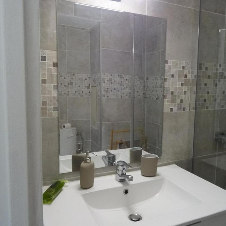 Studio rénové avec loggia, WIFI et parking privé à Hyères Port - FR-1-335-131 - Studio - 5