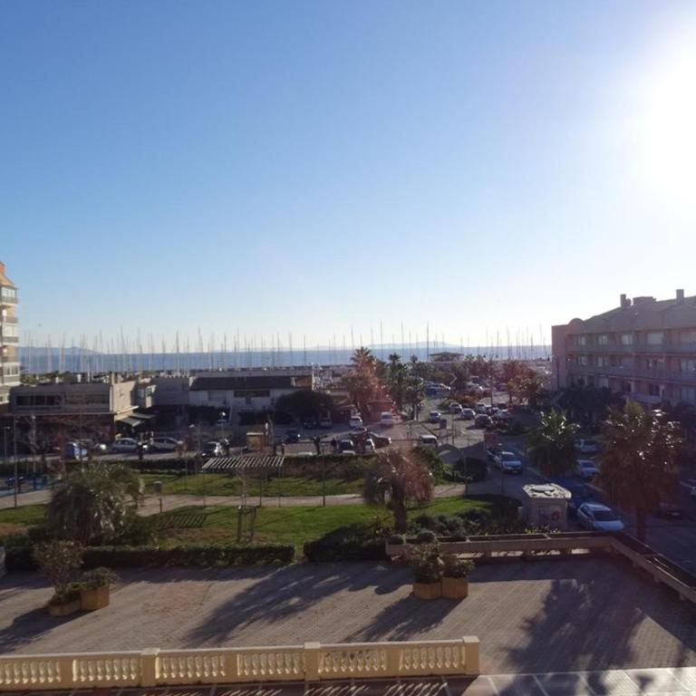 Studio rénové avec loggia, WIFI et parking privé à Hyères Port - FR-1-335-131 - Studio - 7