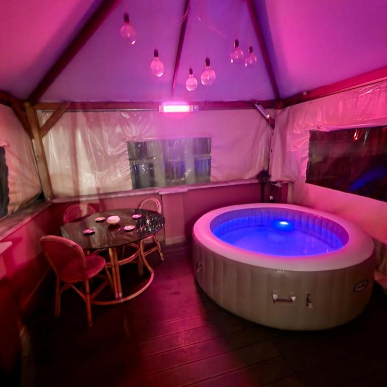 Penthouse with Jacuzzi - One-Bedroom Apartment - 22
