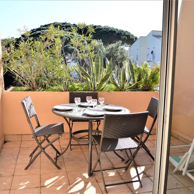 Studio Cabine avec Terrasse et Parking - Proche Centre et Plages à Cavalaire-sur-Mer - FR-1-226B-31 - Apartment (4 Adults) - 1