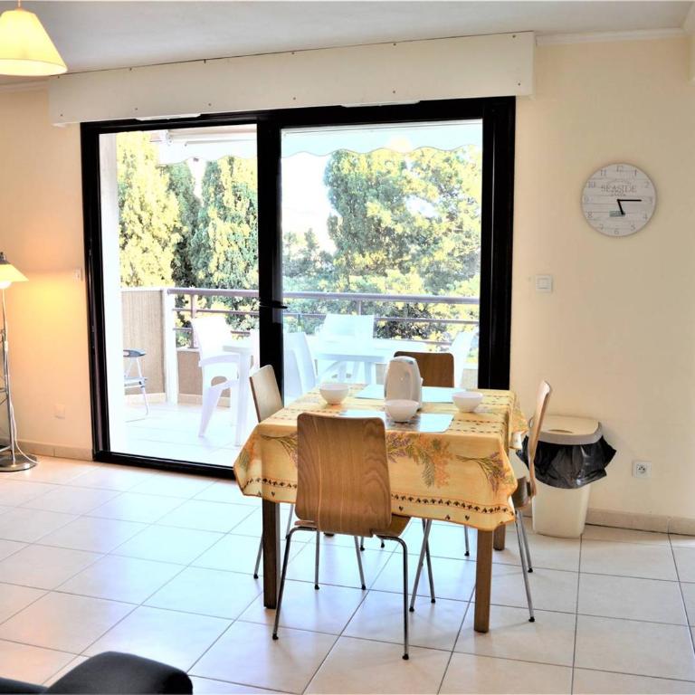Appartement T3 lumineux avec terrasse, climatisation, garage et Wifi à 2 pas des plages - Cavalaire - FR-1-226B-34 - Appartement (4 Adultes) - 1