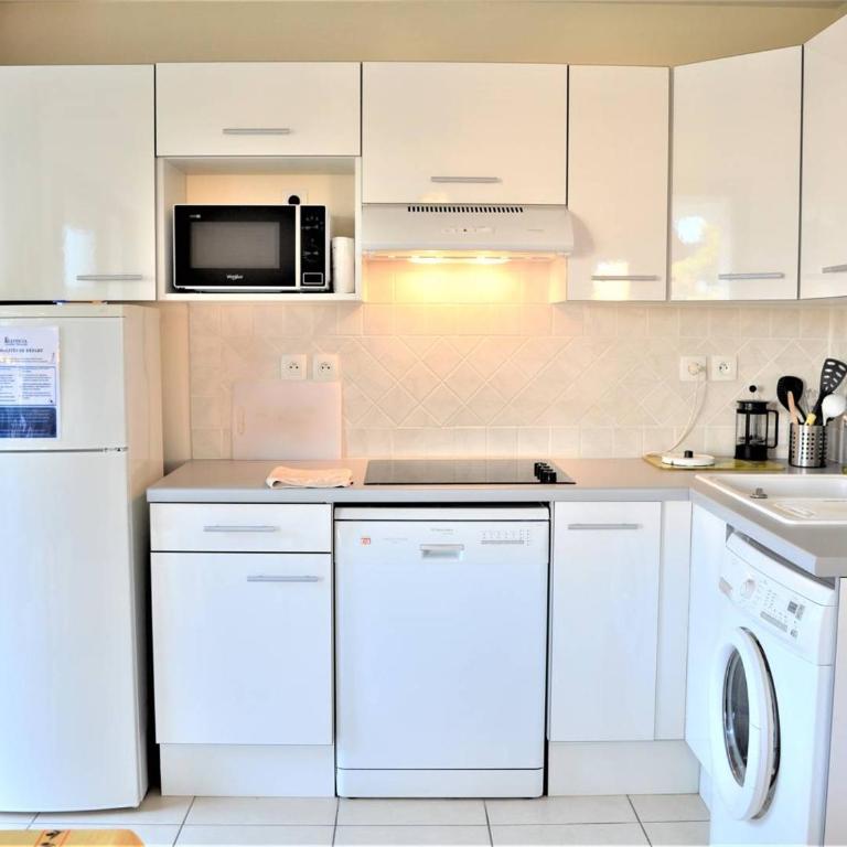 Appartement T3 lumineux avec terrasse, climatisation, garage et Wifi à 2 pas des plages - Cavalaire - FR-1-226B-34 - Appartement (4 Adultes) - 9