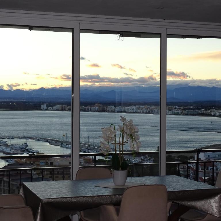 Las Delicias ROSES - Two-Bedroom Apartment - 5