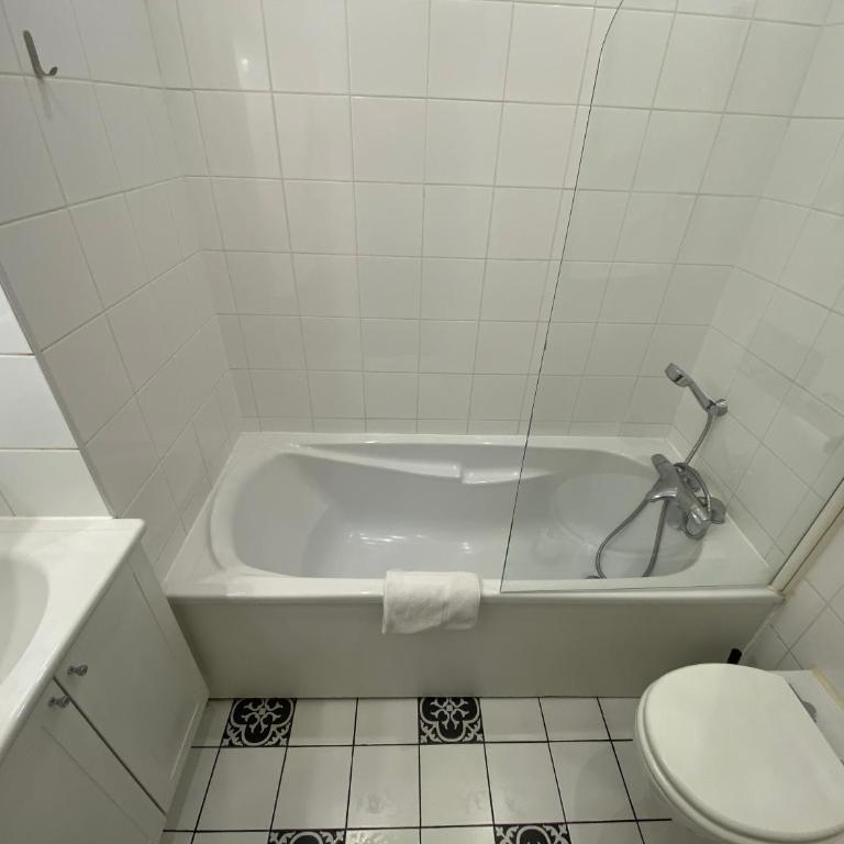 Lyo Hôtel - Centre Lyon Perrache - Chambre Double avec Baignoire - Rez-de-Chaussée - 5