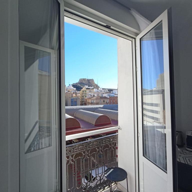Room with private bathroom and balcony nearby the Mercado Central, center and beach - Double Room with Private Bathroom - 9
