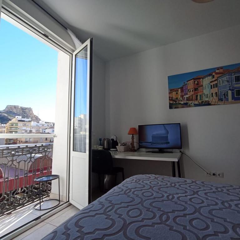 Room with private bathroom and balcony nearby the Mercado Central, center and beach - Double Room with Private Bathroom - 11