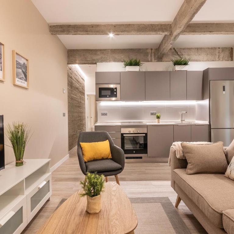 Recién reformado junto a metro San Mamés - Three-Bedroom Apartment - 2