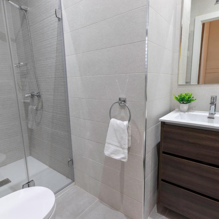 Recién reformado junto a metro San Mamés - Three-Bedroom Apartment - 21