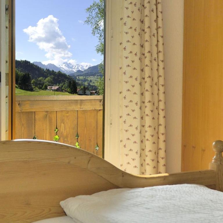 Gschwenderhaus Ferienwohnungen - Apartment mit 2 Schlafzimmern und Balkon - 1