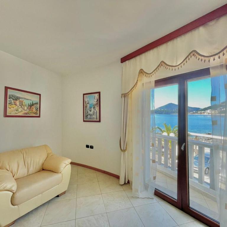 Sea view Apartments Rafailovici - Apartman sa 3 Spavaće Sobe i Pogledom na More - 9