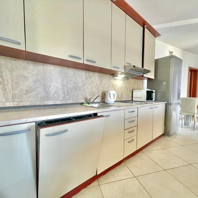 Sea view Apartments Rafailovici - Apartman sa 3 Spavaće Sobe i Pogledom na More - 16