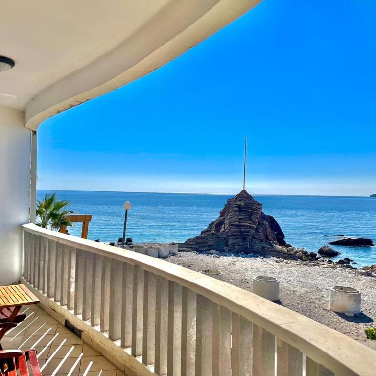 Sea view Apartments Rafailovici - Apartman sa 3 Spavaće Sobe i Pogledom na More - 17