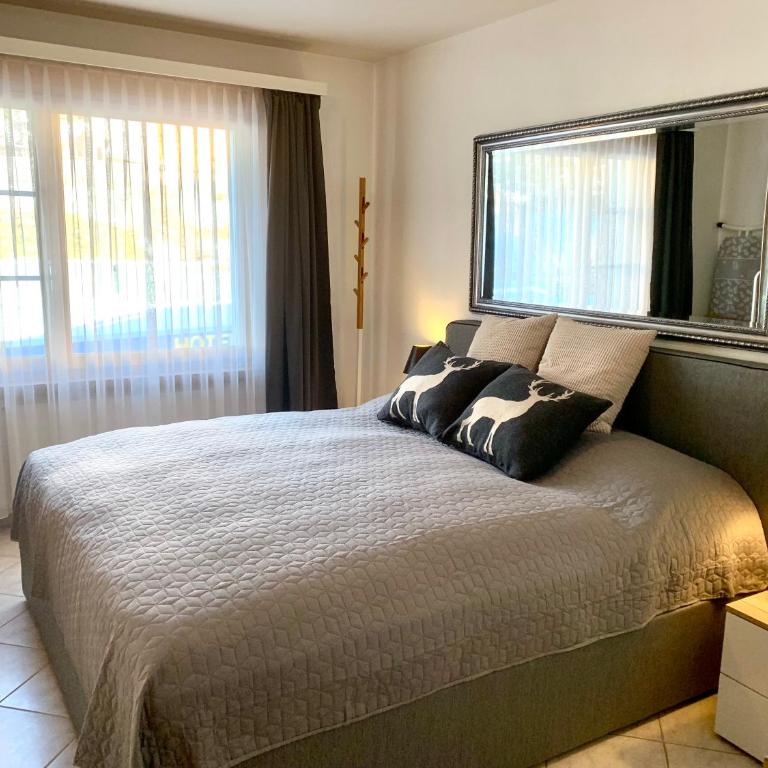 Holiday Apartment Gian - close to the Kongresshaus, the ice hockey stadium, cross-country skiing, the Eau-la-la indoor pool and wellness, large supermarket, 2 bus stops, with an indoor garage and fully equipped - Apartment mit 1 Schlafzimmer - 2