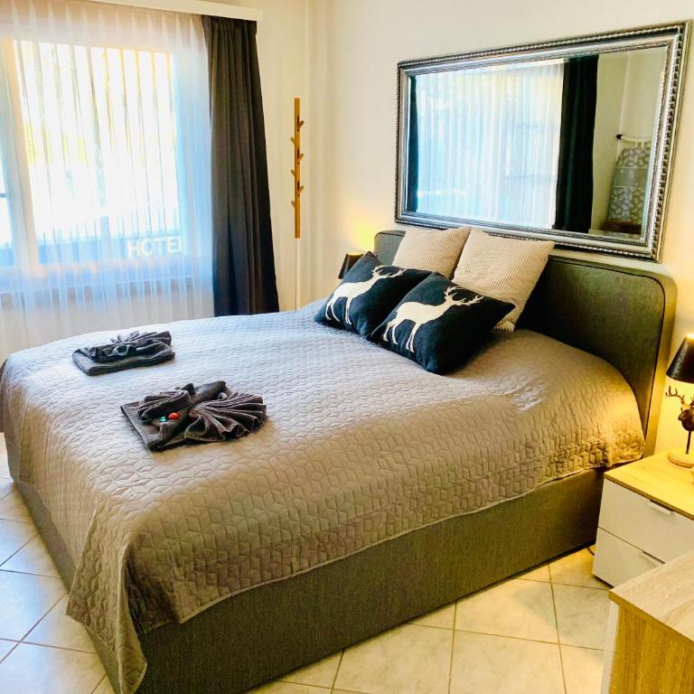 Holiday Apartment Gian - close to the Kongresshaus, the ice hockey stadium, cross-country skiing, the Eau-la-la indoor pool and wellness, large supermarket, 2 bus stops, with an indoor garage and fully equipped - Apartment mit 1 Schlafzimmer - 3