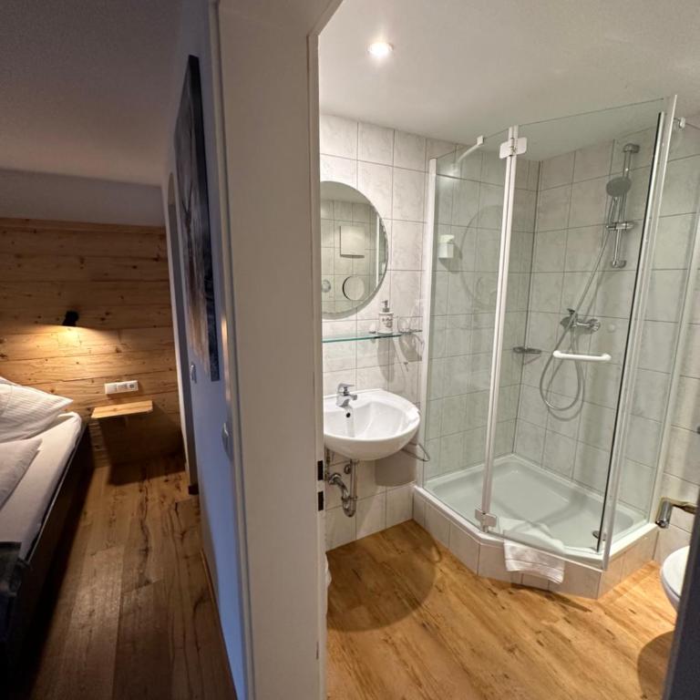 Hotel Bergstätter Hof - Doppelzimmer mit Balkon (2 Erwachsene + 1 Kind) - 7