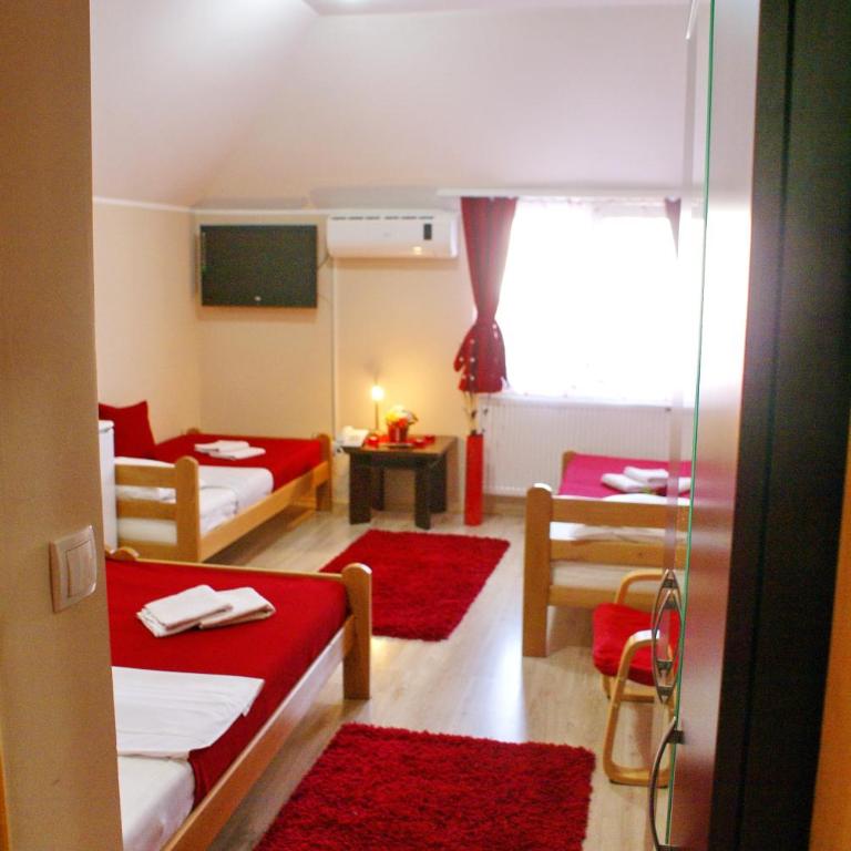 Guest House Villa Mir - Quadruple Room with Private Bathroom - 1