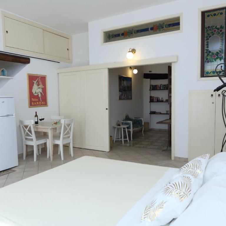 COASTAL Seaview Suite & CENTRAL BALCONY Street View Studio - Apartment with City View - 10