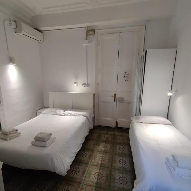 Hostal del Palau - Habitación Doble con cama supletoria y baño privado - 20