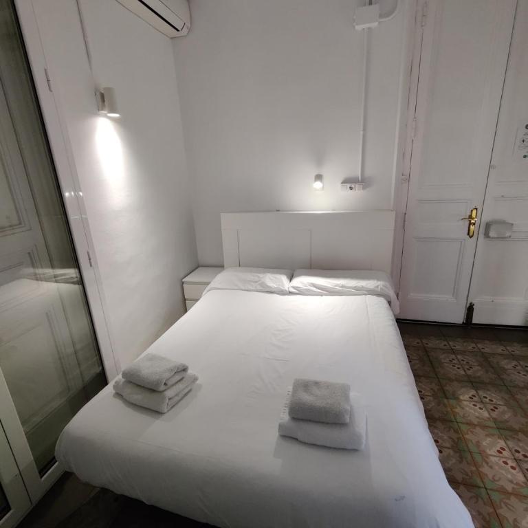 Hostal del Palau - Habitación Doble con cama supletoria y baño privado - 19