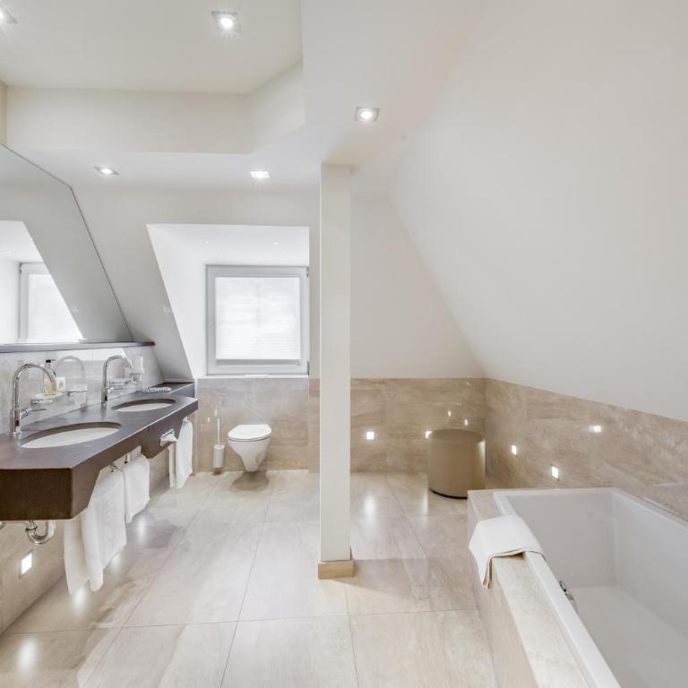 Hotel Garni Christine - Doppelzimmer mit Bergblick - 8