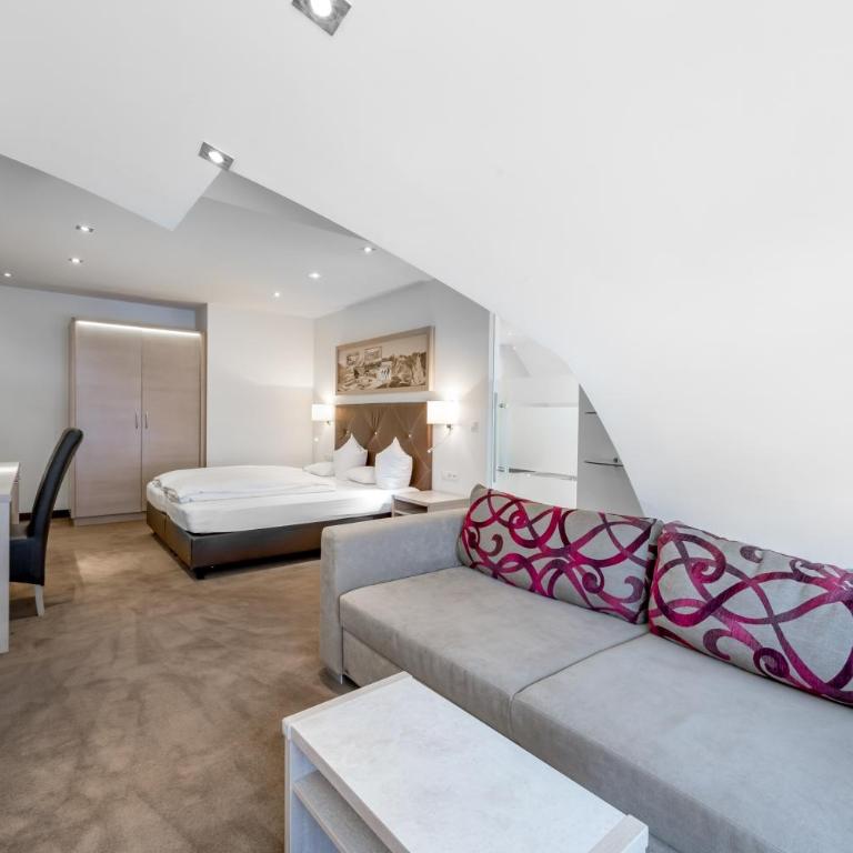 Hotel Garni Christine - Doppelzimmer mit Bergblick - 11