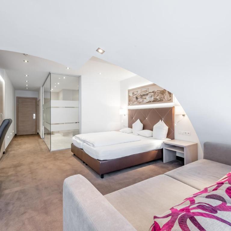 Hotel Garni Christine - Doppelzimmer mit Bergblick - 12