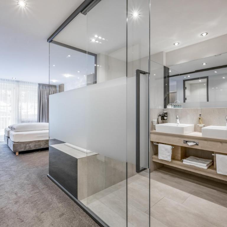 Hotel Garni Christine - Deluxe Doppelzimmer mit Balkon - 7